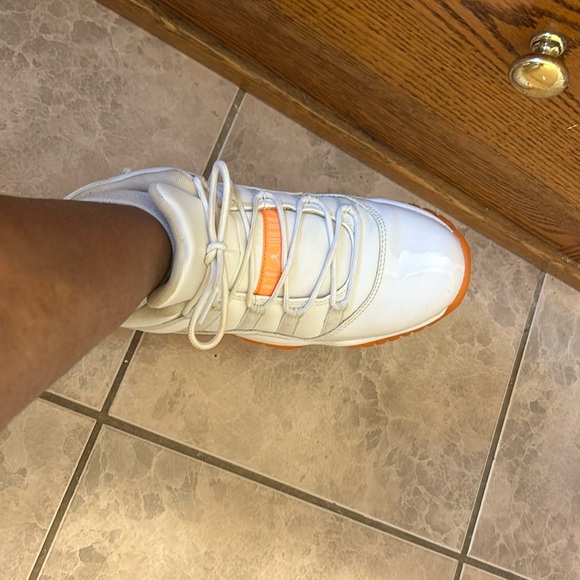 Jordan’s size 6 in men but worn by a woman - Picture 8 of 8